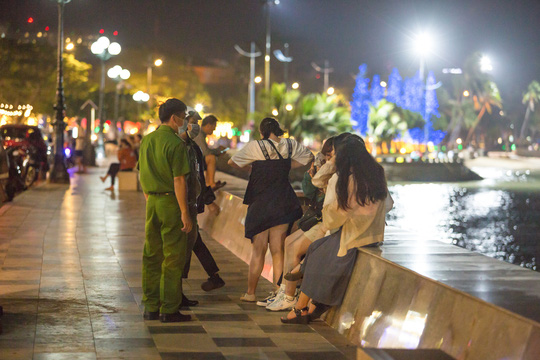Nhiều người bị xử phạt 2 triệu đồng vì không đeo khẩu trang khi đến TP biển Vũng Tàu - Ảnh 1. Nhiều người bị xử phạt 2 triệu đồng vì không đeo khẩu trang khi đến TP biển Vũng Tàu - Ảnh 1.