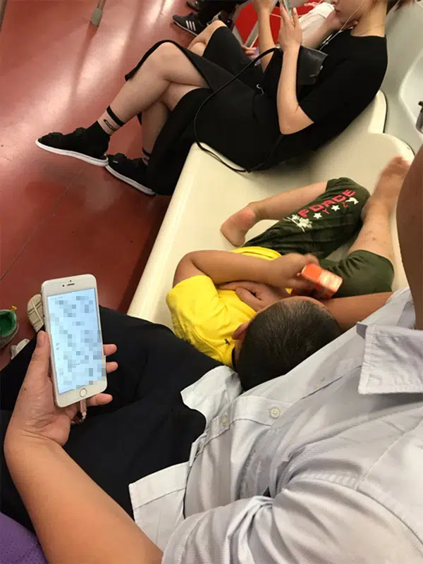Cậu bé nằm trên tàu điện ngầm, bất chấp nhiều hành khách phải đứng, phản ứng của người bố khiến hai bố con bị "ném đá" - Ảnh 2.