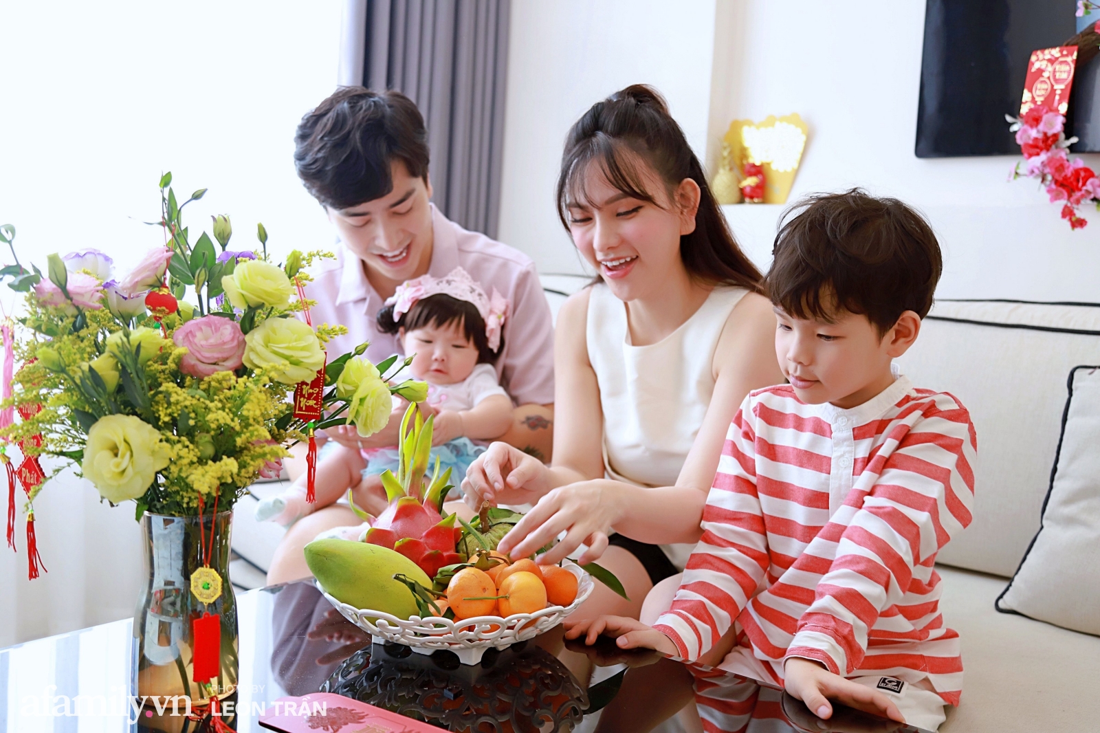 Tết cổ truyền là ngày lễ quan trọng nhất của người Việt Nam. Hãy cùng xem những hình ảnh đầy màu sắc, niềm vui, niềm hạnh phúc khi được quây quần bên gia đình trong những ngày đầu năm âm lịch. Chắc chắn bạn sẽ cảm thấy ấm lòng và được thăng hoa tinh thần khi xem hình ảnh liên quan đến Tết cổ truyền.