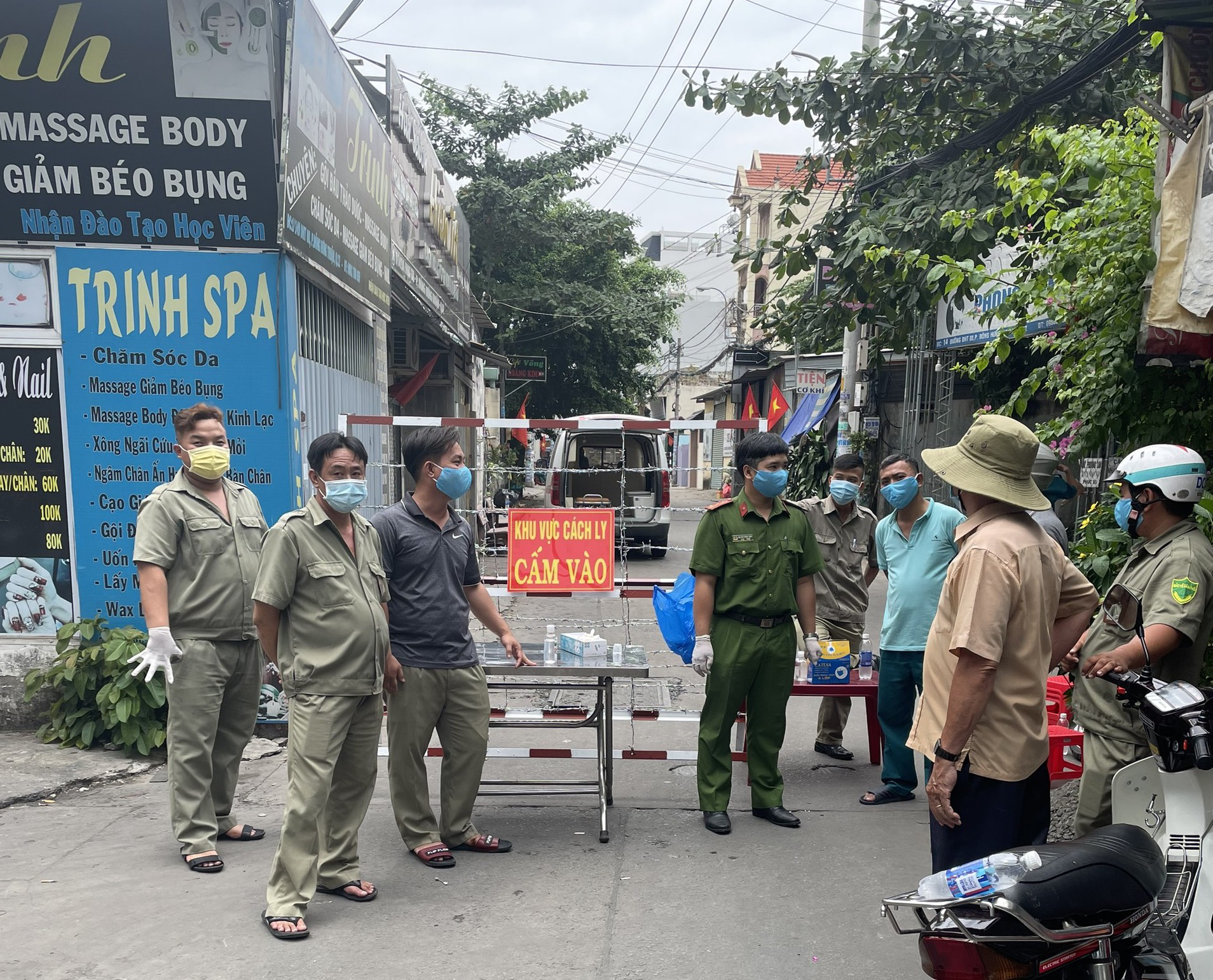 NÓNG: Mẹ 1 nhân viên sân bay Tân Sơn Nhất dương tính SARS-CoV-2, phong tỏa 1 khu vực ở quận 12 - Ảnh 1.