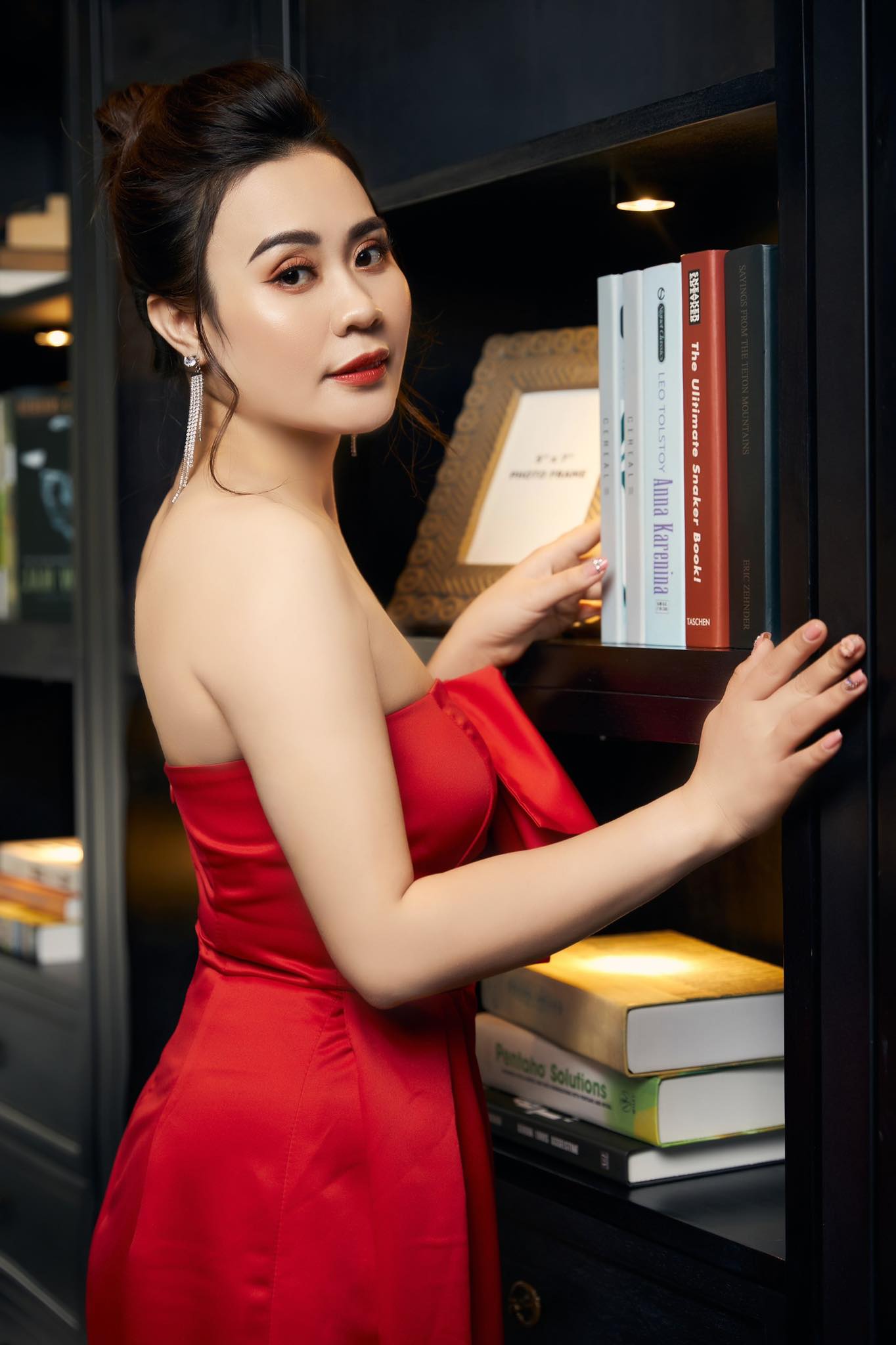 Phan Kim Oanh diện váy đỏ khoe vai trần đi đón xuân trong ngày ...