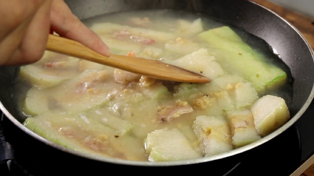 Đến hẹn lại lên: Cứ qua mùng 1 Tết là siêu phẩm bánh chưng rán nước lại hot trở lại, giúp chị em "xử đẹp" phần bánh đã cúng xong! - Ảnh 2.
