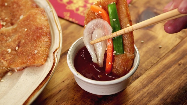 Đến hẹn lại lên: Cứ qua mùng 1 Tết là siêu phẩm bánh chưng rán nước lại hot trở lại, giúp chị em "xử đẹp" phần bánh đã cúng xong! - Ảnh 6.