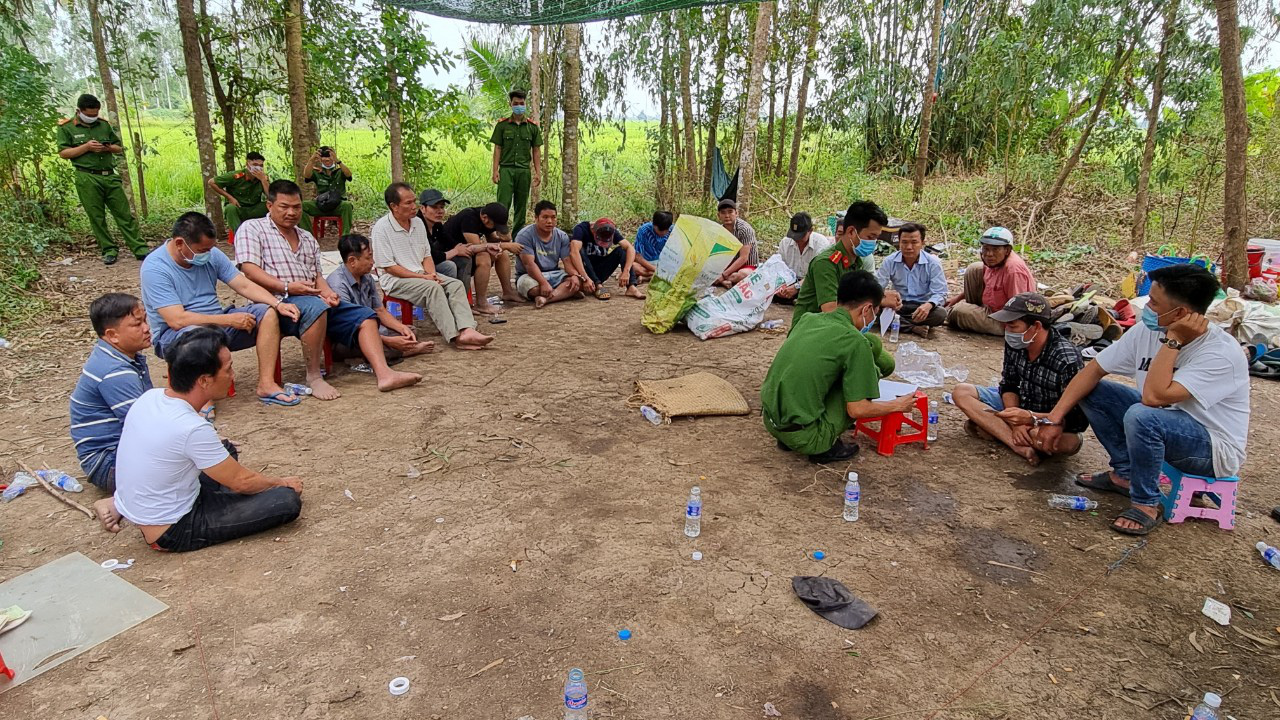 Trưởng công an huyện hóa trang thành con bạc, trường gà “khủng” bị đánh úp - Ảnh 2. Trưởng công an huyện hóa trang thành con bạc, trường gà “khủng” bị đánh úp - Ảnh 2.