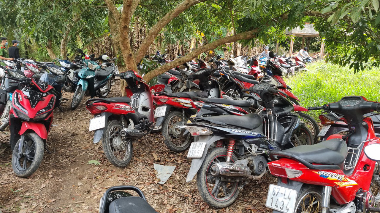 Trưởng công an huyện hóa trang thành con bạc, trường gà “khủng” bị đánh úp - Ảnh 6. Trưởng công an huyện hóa trang thành con bạc, trường gà “khủng” bị đánh úp - Ảnh 6.