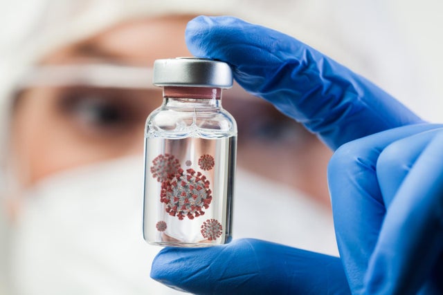 Biến thể COVID mới ở Anh c&oacute; thể khiến người ti&ecirc;m vaccine vẫn nhiễm bệnh - Ảnh 1.
