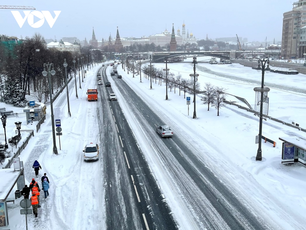 Thủ đô Matxcơva- Nga chiến đấu với bão tuyết - Ảnh 1.