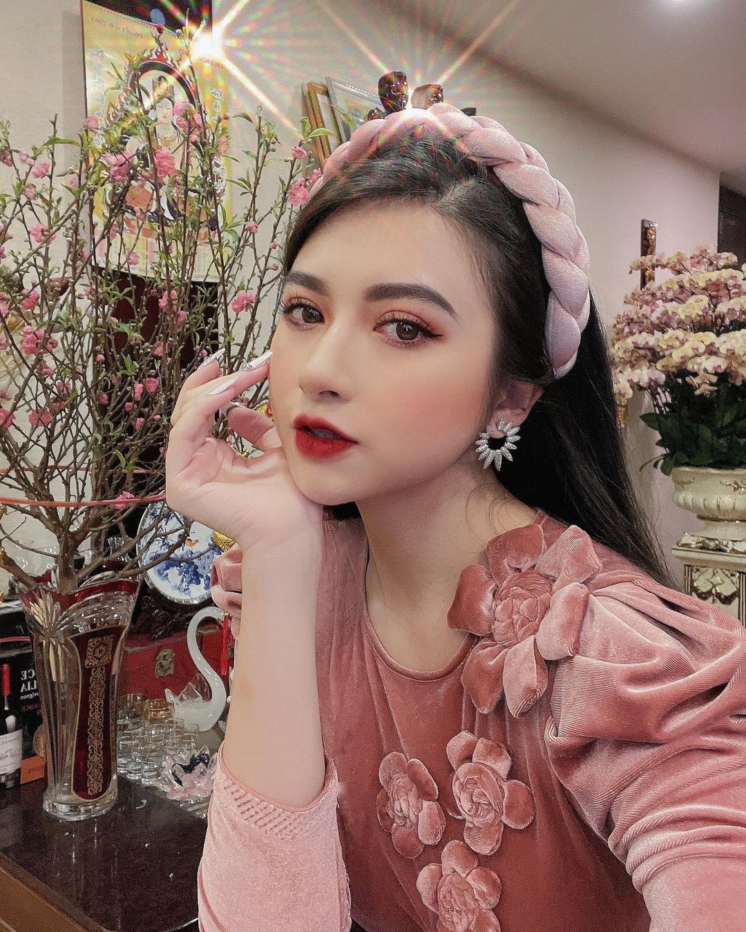 Loạt hot girl diện áo dài sang đẹp phết, makeup cực xinh nhưng bất ngờ là cách mix phụ kiện xịn xò quá đỗi - Ảnh 3.