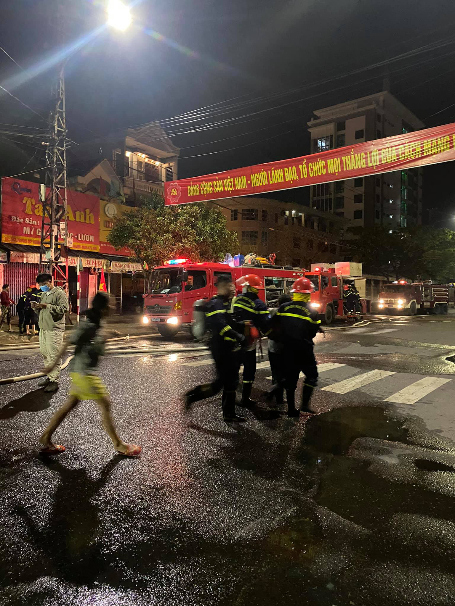 Cháy nhà sáng mùng 4 Tết, cảnh sát phá cửa cứu 6 người thoát nạn - Ảnh 2.