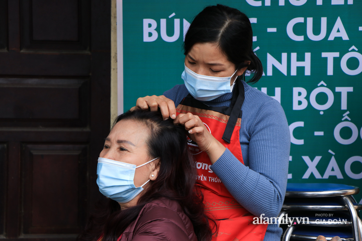 Phủ Tây Hồ tạm đóng cửa phòng dịch Covid-19, tiểu thương người rảnh ngồi nhổ tóc bạc, người xúc động vì 35 năm được một cái Tết trọn vẹn bên gia đình - Ảnh 5.