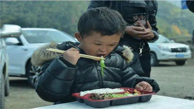 Hiện tại thảm thương của cậu bé giống hệt Jack Ma ngày ấy: Trí tuệ chậm phát triển, mọi bất hạnh đều từ cách giáo dục sai lệch của người lớn - Ảnh 2.