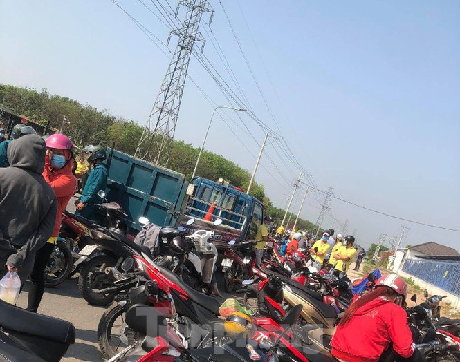 Ngày đầu đi làm sau Tết, công nhân tá hỏa nghe tin công ty giải thể - Ảnh 1. Ngày đầu đi làm sau Tết, công nhân tá hỏa nghe tin công ty giải thể - Ảnh 1.