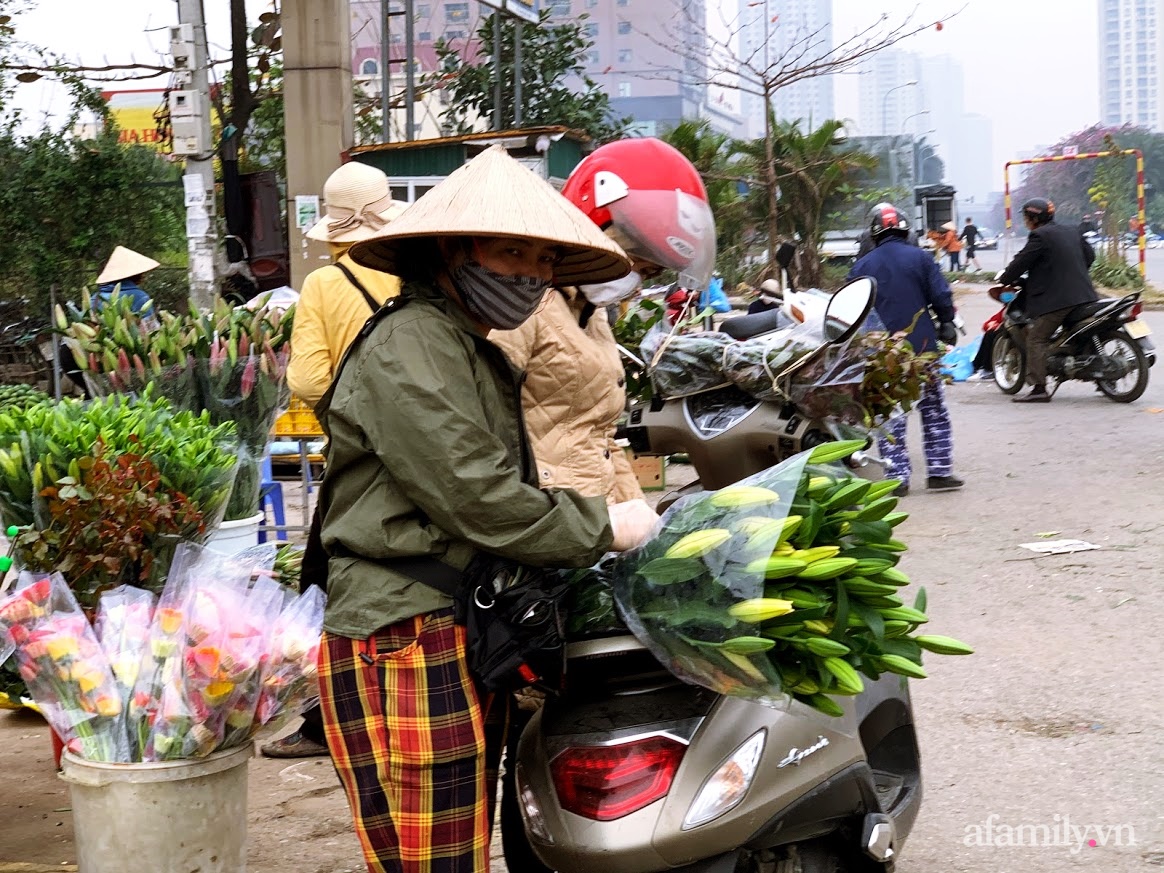 Báo nhanh giá hoa từ chợ đầu mối: Rẻ chưa từng có chỉ 500 đồng/bông hồng, hoa ly giảm &quot;kinh hoàng&quot; hẳn 1/3 - Ảnh 10.