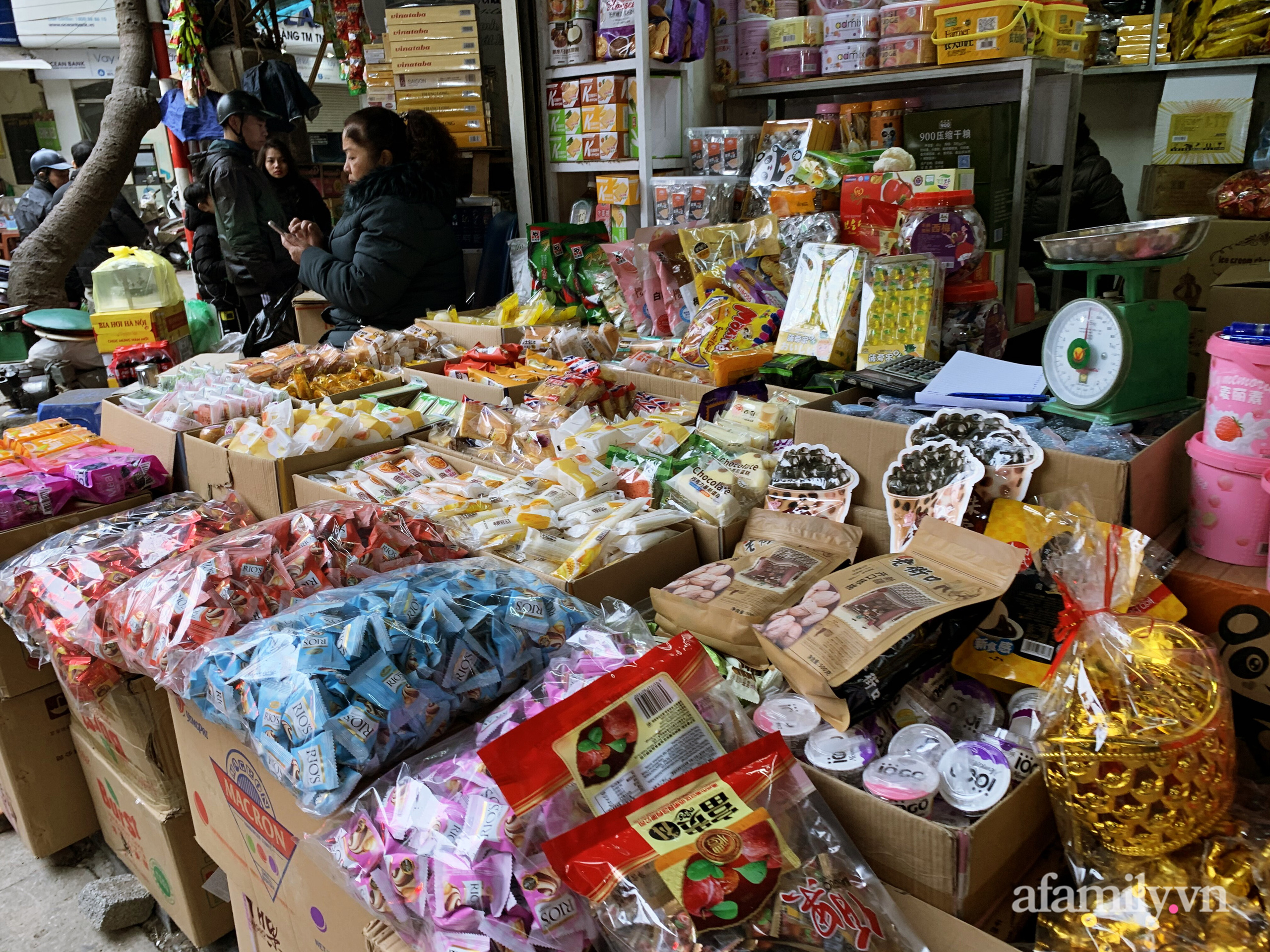 Sát Tết vẫn chưa có khay bánh kẹo đãi khách ưng bụng, lượn một vòng ở phố này ở Hà Nội chỉ 10 phút là bạn mua đủ - Ảnh 8.