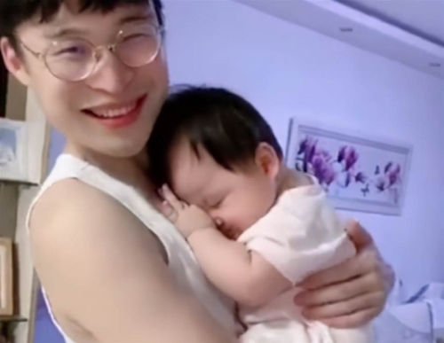 Bố đi xa 1 tháng mới về, biểu cảm của con gái nhỏ trong vòng tay bố khiến người xem "tan chảy" vì quá đáng yêu - Ảnh 3. Bố đi xa 1 tháng mới về, biểu cảm của con gái nhỏ trong vòng tay bố khiến người xem "tan chảy" vì quá đáng yêu - Ảnh 3.