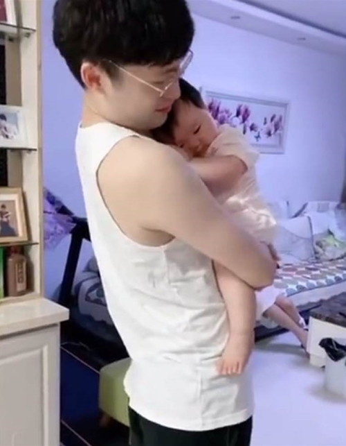 Bố đi xa 1 tháng mới về, biểu cảm của con gái nhỏ trong vòng tay bố khiến người xem "tan chảy" vì quá đáng yêu - Ảnh 1. Bố đi xa 1 tháng mới về, biểu cảm của con gái nhỏ trong vòng tay bố khiến người xem "tan chảy" vì quá đáng yêu - Ảnh 1.