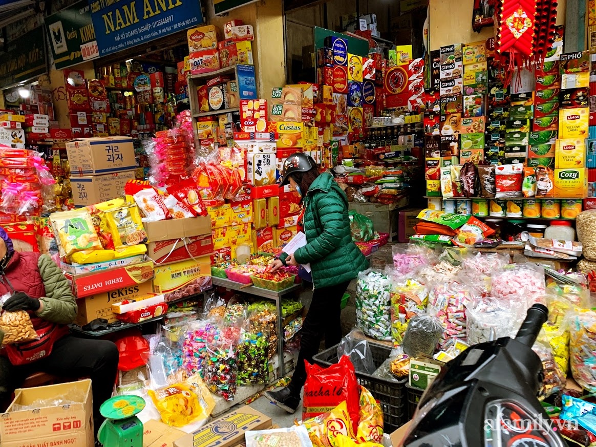 Sát Tết vẫn chưa có khay bánh kẹo đãi khách ưng bụng, lượn một vòng ở phố này ở Hà Nội chỉ 10 phút là bạn mua đủ - Ảnh 9.