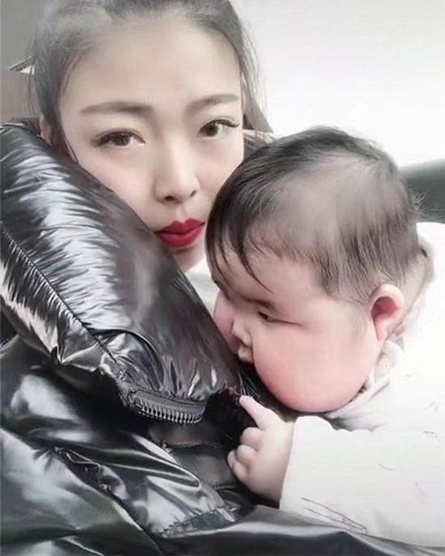 Bà mẹ trẻ được khen ngợi nhan sắc xinh đẹp, song nhìn sang em bé thì ai cũng khuyên cô nên đưa con đi khám bác sĩ - Ảnh 2. Bà mẹ trẻ được khen ngợi nhan sắc xinh đẹp, song nhìn sang em bé thì ai cũng khuyên cô nên đưa con đi khám bác sĩ - Ảnh 2.