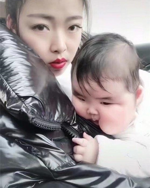 Bà mẹ trẻ được khen ngợi nhan sắc xinh đẹp, song nhìn sang em bé thì ai cũng khuyên cô nên đưa con đi khám bác sĩ - Ảnh 1. Bà mẹ trẻ được khen ngợi nhan sắc xinh đẹp, song nhìn sang em bé thì ai cũng khuyên cô nên đưa con đi khám bác sĩ - Ảnh 1.