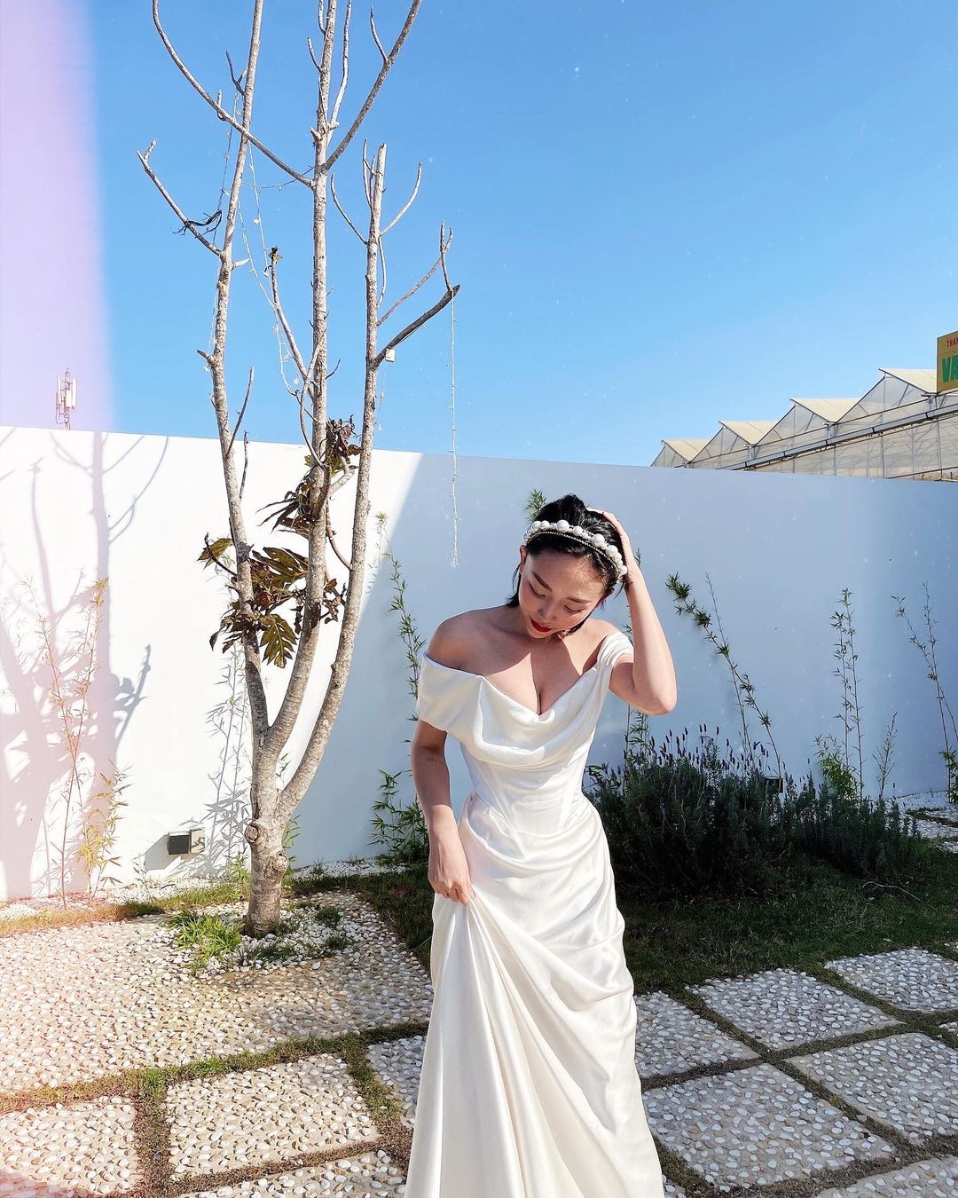 Hai bộ váy cưới gợi cảm của Tóc Tiên