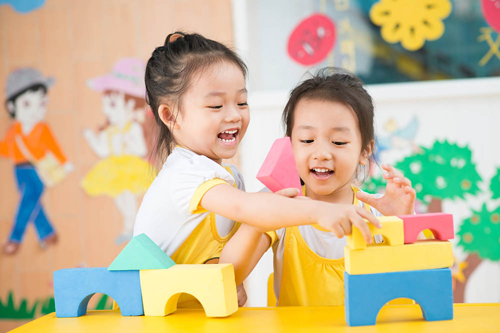 Trẻ mầm non vui chơi cùng đồ chơi học tập phát triển tư duy