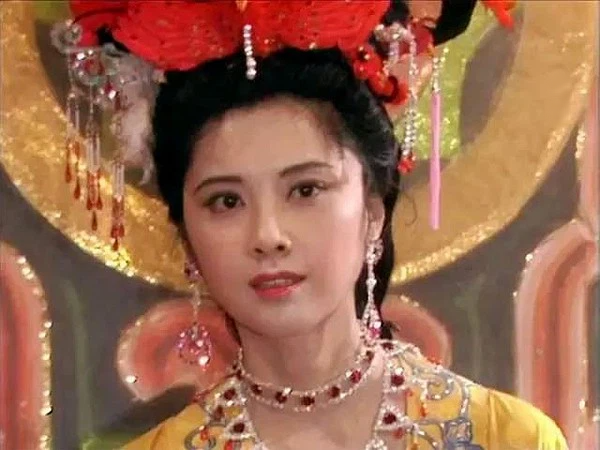Nữ vương đẹp nhất Tây du ký 1986: Từng là sinh viên của 2 đại học danh tiếng, vì vai diễn để đời mà chịu nỗi oan ảnh hưởng đến gia đình - Ảnh 1. Nữ vương đẹp nhất Tây du ký 1986: Từng là sinh viên của 2 đại học danh tiếng, vì vai diễn để đời mà chịu nỗi oan ảnh hưởng đến gia đình - Ảnh 1.