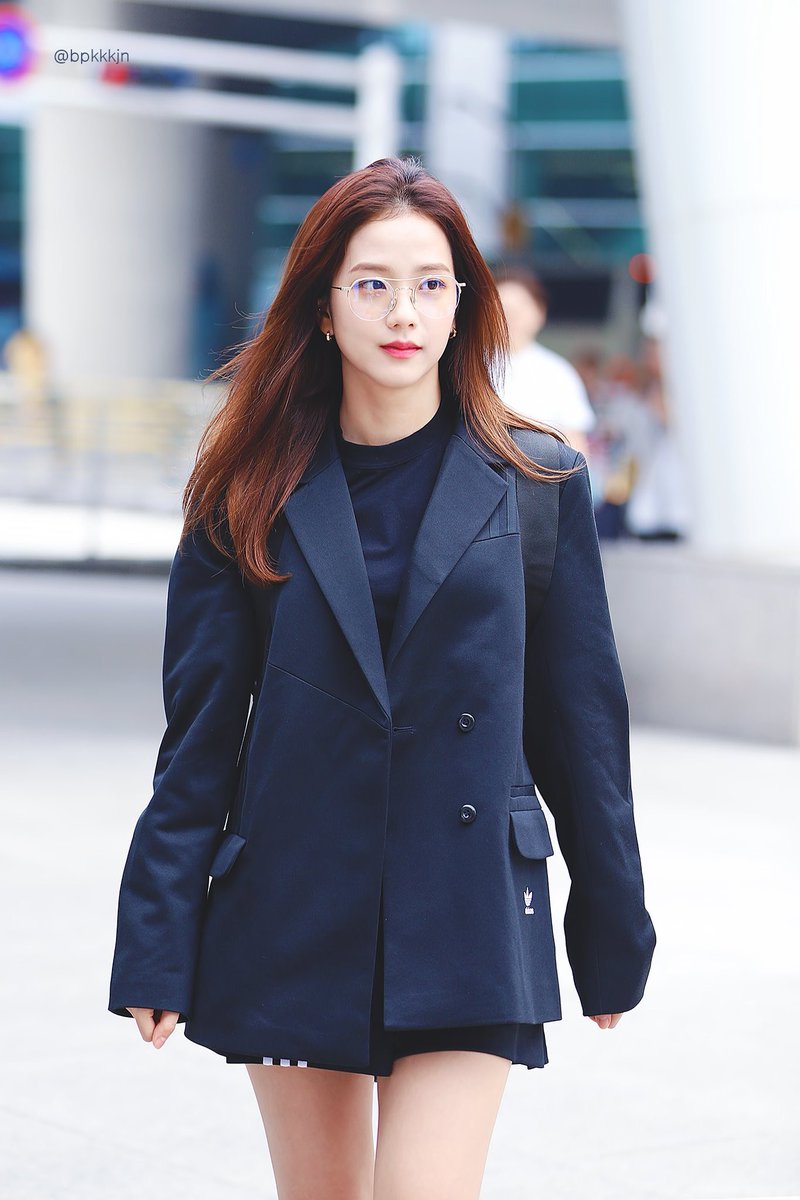 Jisoo tỏa sáng khí chất tổng tài khi diện áo blazer đen, khác hẳn style ngọt ngào ngày thường - Ảnh 3.