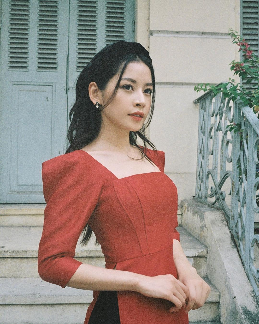 Trong bộ trang phục truyền thống của Việt Nam, áo dài luôn là lựa chọn hàng đầu của các quý cô. Với đường nét thanh lịch, nhẹ nhàng và sang trọng, áo dài thực sự là niềm tự hào của dân tộc Việt Nam. Hãy xem bức hình này để trầm trồ với sự đẹp của nó.