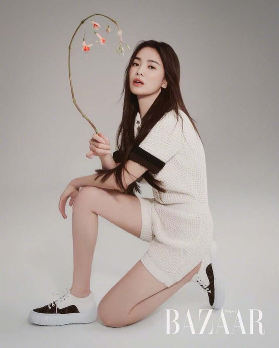 Song Hye Kyo chứng minh thần thái ngày càng lên hương, đồ khó mấy cũng có thể cân đẹp - Ảnh 4. Song Hye Kyo chứng minh thần thái ngày càng lên hương, đồ khó mấy cũng có thể cân đẹp - Ảnh 4.