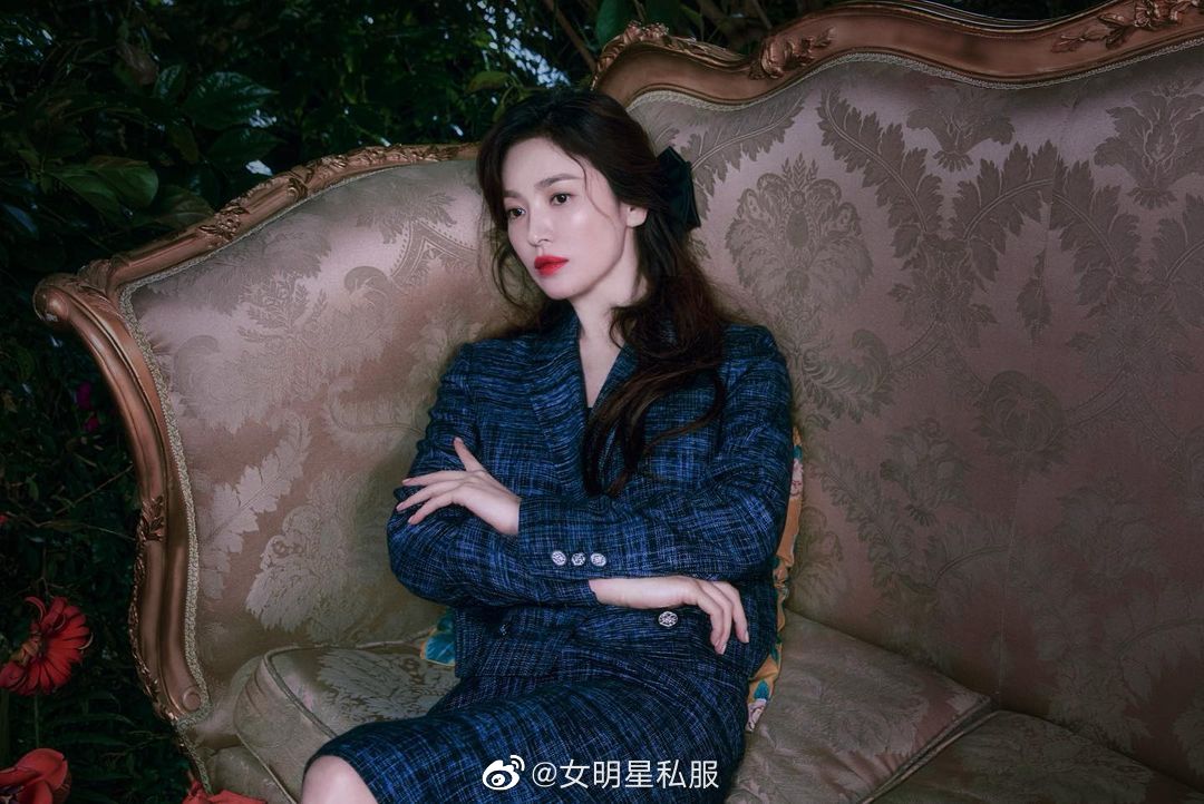 Song Hye Kyo chứng minh thần thái ngày càng lên hương, đồ khó mấy cũng có thể cân đẹp - Ảnh 6. Song Hye Kyo chứng minh thần thái ngày càng lên hương, đồ khó mấy cũng có thể cân đẹp - Ảnh 6.