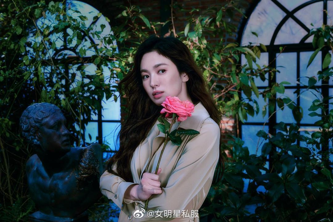 Song Hye Kyo chứng minh thần thái ngày càng lên hương, đồ khó mấy cũng có thể cân đẹp - Ảnh 7. Song Hye Kyo chứng minh thần thái ngày càng lên hương, đồ khó mấy cũng có thể cân đẹp - Ảnh 7.