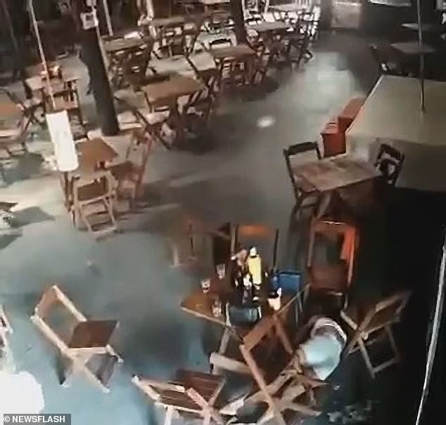 Brazil: Vợ cuồng ghen, đột kích quán bar nã súng điên cuồng vào bạn nhậu của chồng - Ảnh 3.
