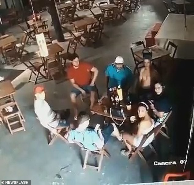 Brazil: Vợ cuồng ghen, đột kích quán bar nã súng điên cuồng vào bạn nhậu của chồng - Ảnh 2.