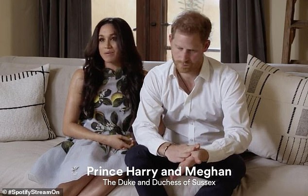 Nhà Sussex lần đầu xuất hiện sau khi chính thức rời khỏi hoàng gia, sắc mặt của Meghan Markle với chồng khác nhau một trời một vực - Ảnh 2.