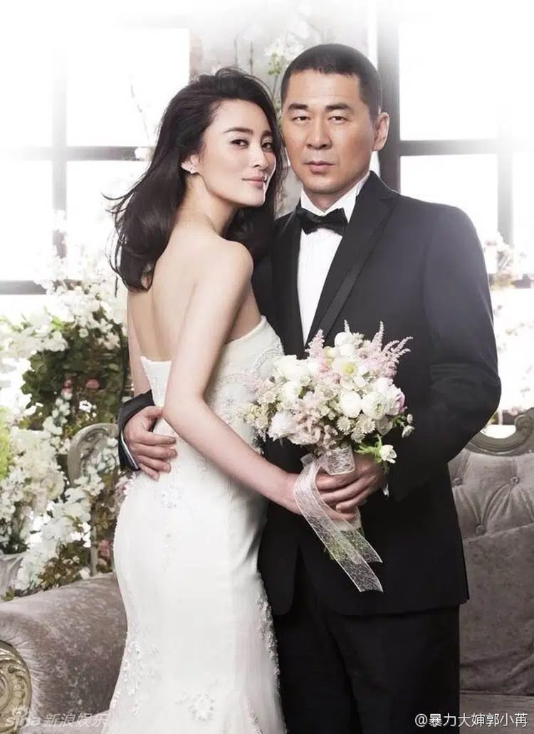 Những cặp đ&ocirc;i "vợ đẹp chồng xấu" nổi tiếng trong showbiz Hoa ngữ - Ảnh 6.