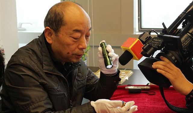 Mang viên ngọc hình ve sầu đi định giá, người phụ nữ nghèo khó vô cùng hoang mang khi các chuyên gia tiết lộ sự thật gây chấn động - Ảnh 1. Mang viên ngọc hình ve sầu đi định giá, người phụ nữ nghèo khó vô cùng hoang mang khi các chuyên gia tiết lộ sự thật gây chấn động - Ảnh 1.