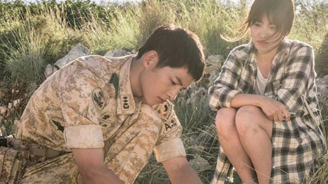 Bộ ảnh Song Joong Ki - Song Hye Kyo hạnh phúc trong &quot;Hậu duệ mặt trời&quot; hot trở lại sau 5 năm, fan bồi hồi về mối tình không trọn vẹn - Ảnh 5.