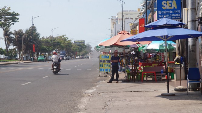 5 thủy thủ dương tính SARS-CoV-2: Đường phố Vũng Tàu vắng vẻ, khách tắm biển đeo khẩu trang - Ảnh 2.