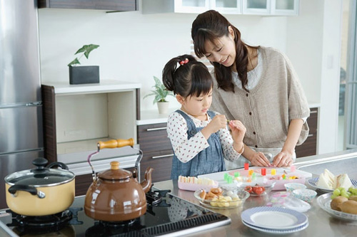 Vừa nấu ăn, vừa trông con nhỏ sẽ trở nên dễ dàng hơn bao giờ hết nếu áp  dụng trò chơi dưới đây