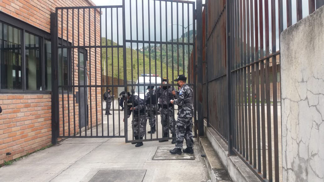 Hỗn chiến đồng loạt ở nhiều nhà tù Ecuador, hơn 60 người chết - Ảnh 4.