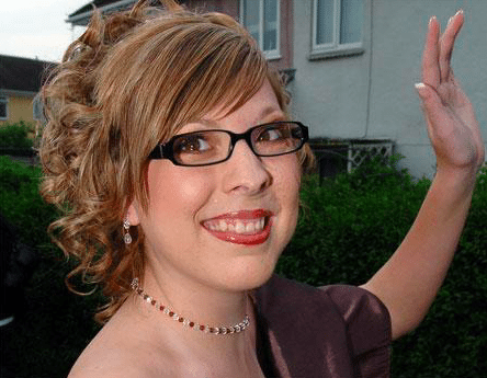 Gương mặt biến dạng vì khối u, bé gái bị hàng xóm bảo ra đường phải mang bao trùm đầu rồi khiến tất cả há hốc với diện mạo vào ngày cưới - Ảnh 3.