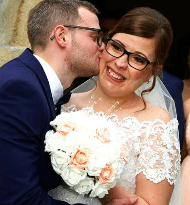 Gương mặt biến dạng vì khối u, bé gái bị hàng xóm bảo ra đường phải mang bao trùm đầu rồi khiến tất cả há hốc với diện mạo vào ngày cưới - Ảnh 6.