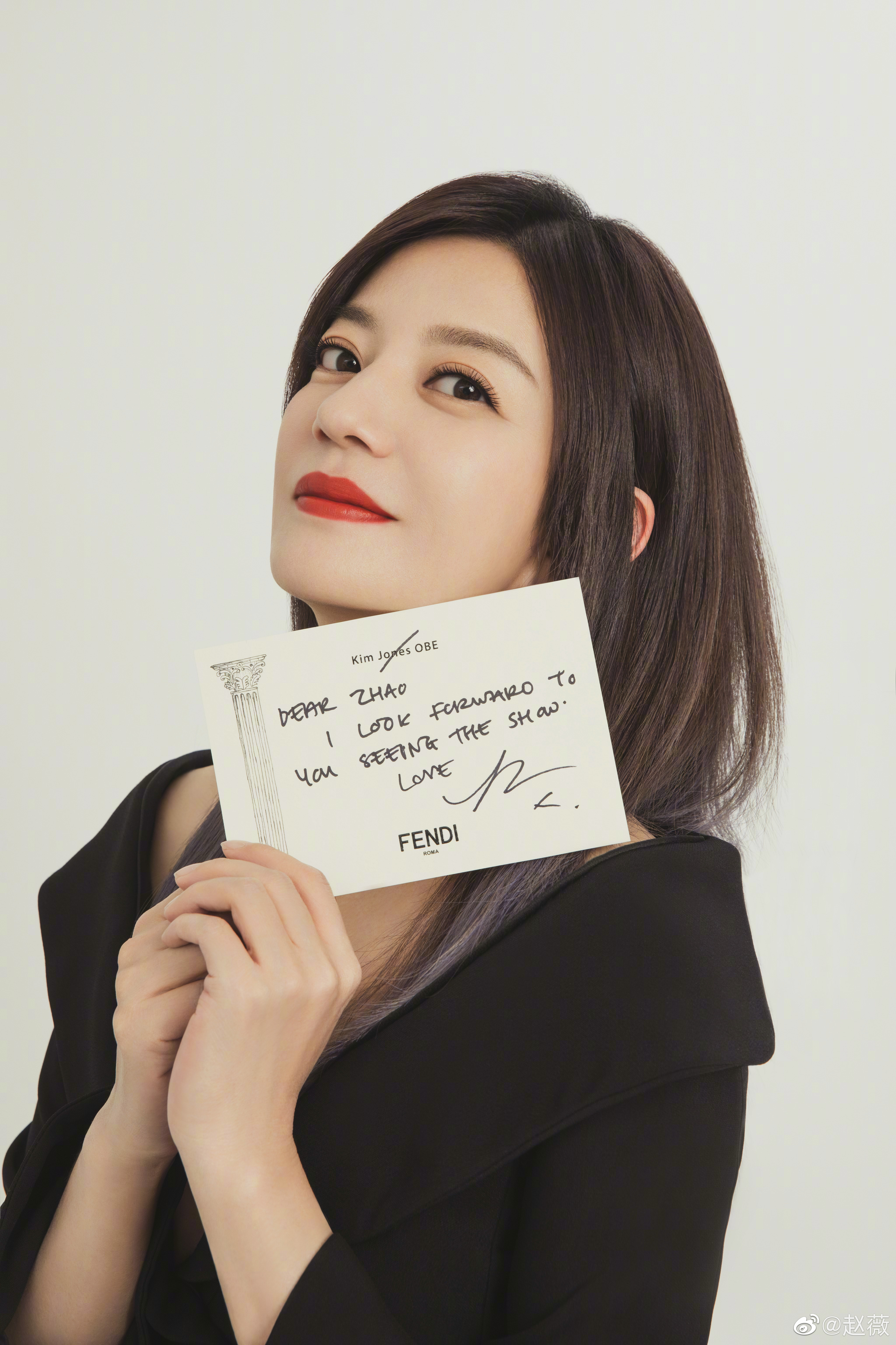 Diện kiểu áo na ná, Triệu Vy trễ nại gợi cảm, Song Hye Kyo "cao tay" chỉnh sửa nên bội phần kín đáo, thanh tao - Ảnh 1. Diện kiểu áo na ná, Triệu Vy trễ nại gợi cảm, Song Hye Kyo "cao tay" chỉnh sửa nên bội phần kín đáo, thanh tao - Ảnh 1.