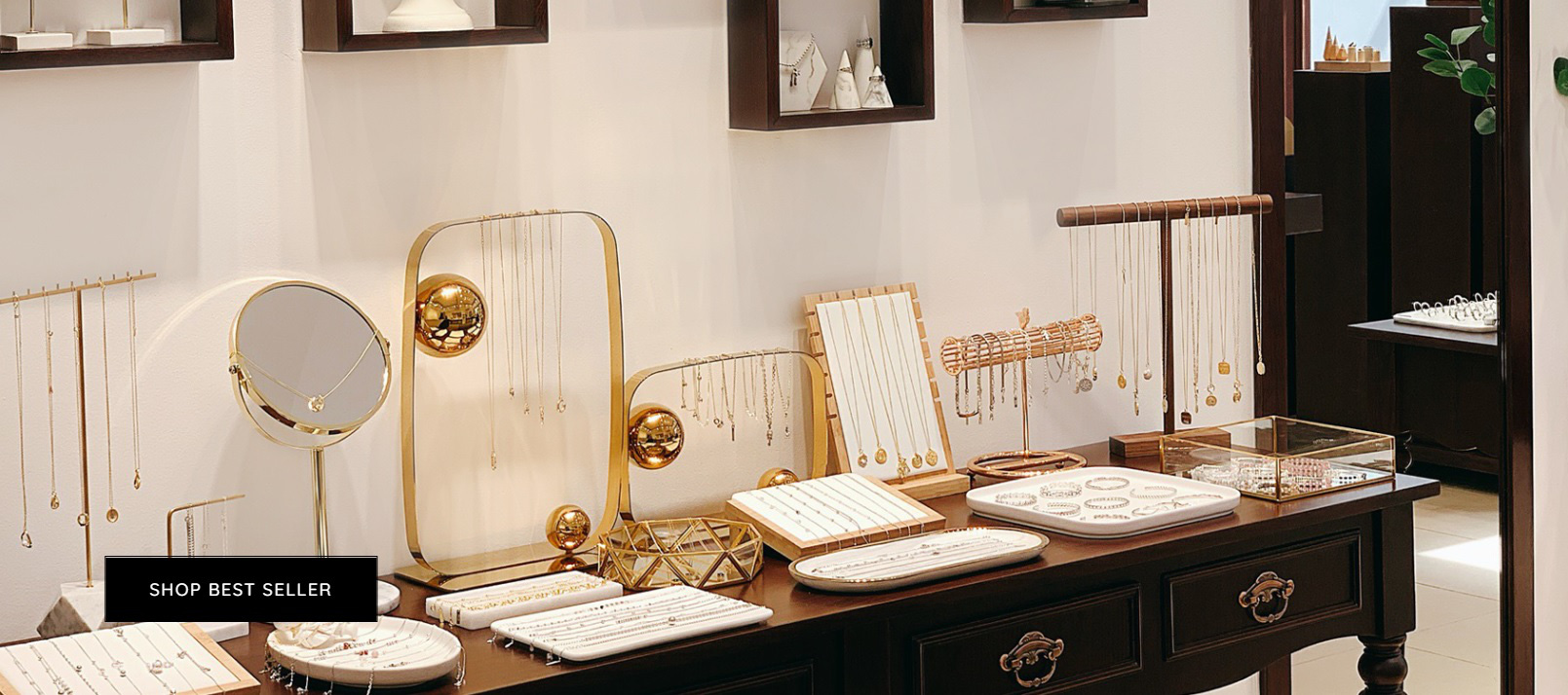 Eleanor - c&acirc;u thần ch&uacute; h&oacute;a giải lời nguyền cho hội m&ecirc; nữ trang nhưng hay than &ldquo;em kh&ocirc;ng c&oacute; g&igrave; để đeo!&rdquo; - Ảnh 1.