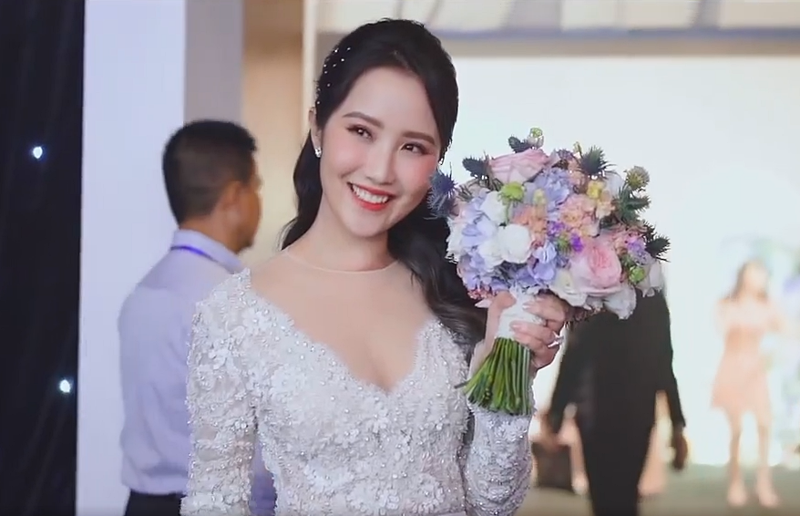 Thiếu gia Phan Thành công khai toàn bộ hình ảnh lễ ăn hỏi và đám cưới, fan ngỡ ngàng khi được ngắm chiếc nhẫn kim cương khổng lồ của cô dâu - Ảnh 10.