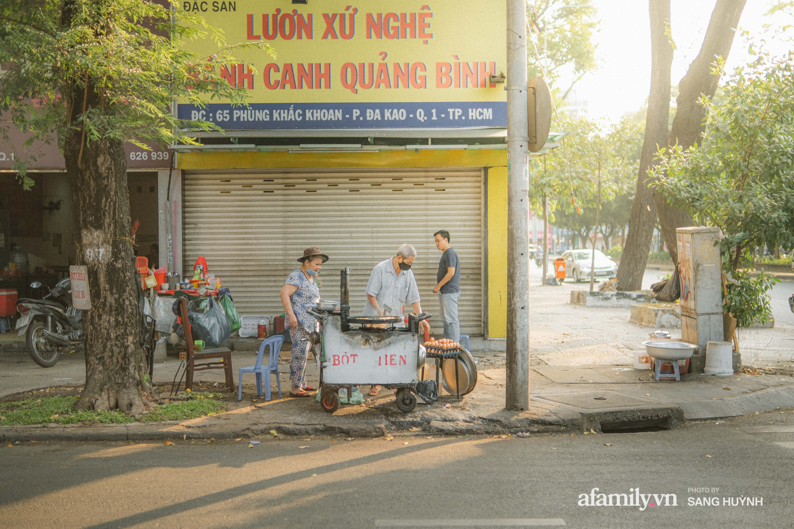 2 mảnh đời già bán bột chiên vỉa hè nuôi đứa cháu nhỏ bị bỏ rơi, hơn 30 năm vẫn treo giá rẻ bèo khiến khách năn nỉ xin tăng đắt hơn - Ảnh 1.