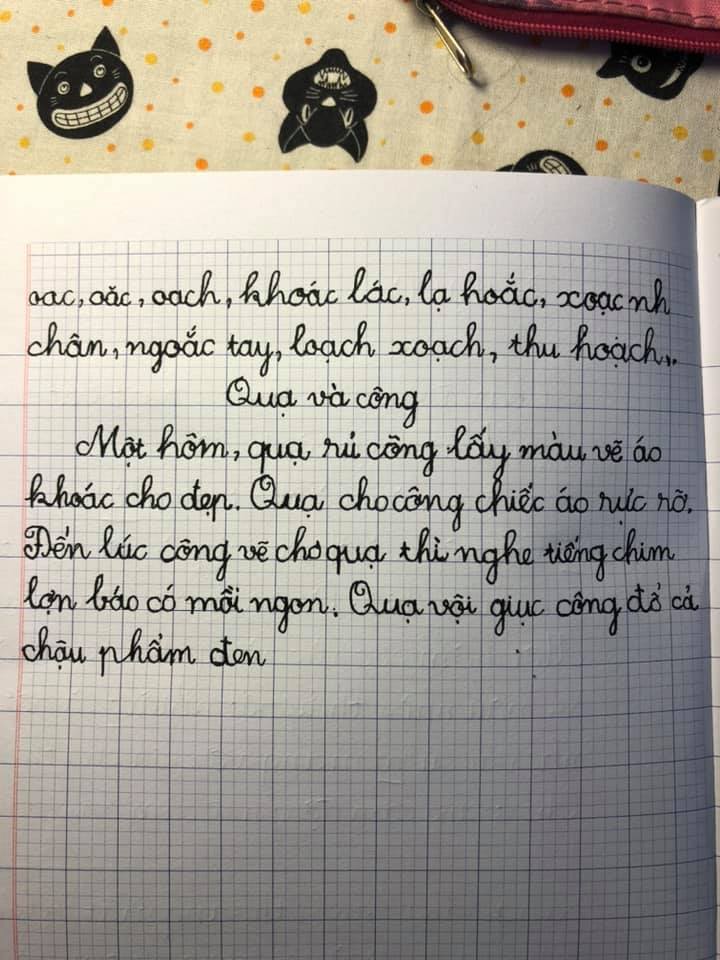 Có lẽ bạn và cô bé trong hình đều từng trải qua cảm giác viết chữ xấu và bị mẹ than buồn. Hãy cùng xem hình ảnh để nhớ lại những kỷ niệm tuổi thơ qua những nét chữ xấu, và cảm nhận lại tình cảm đặc biệt với người thân.