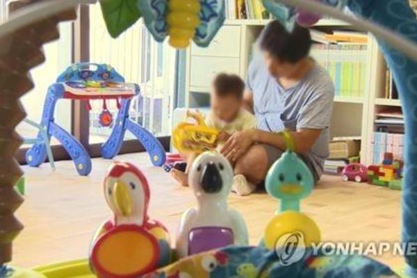 Những ông bố nghỉ làm ở nhà trông con mà vẫn có tiền tại Hàn Quốc - Ảnh 1.