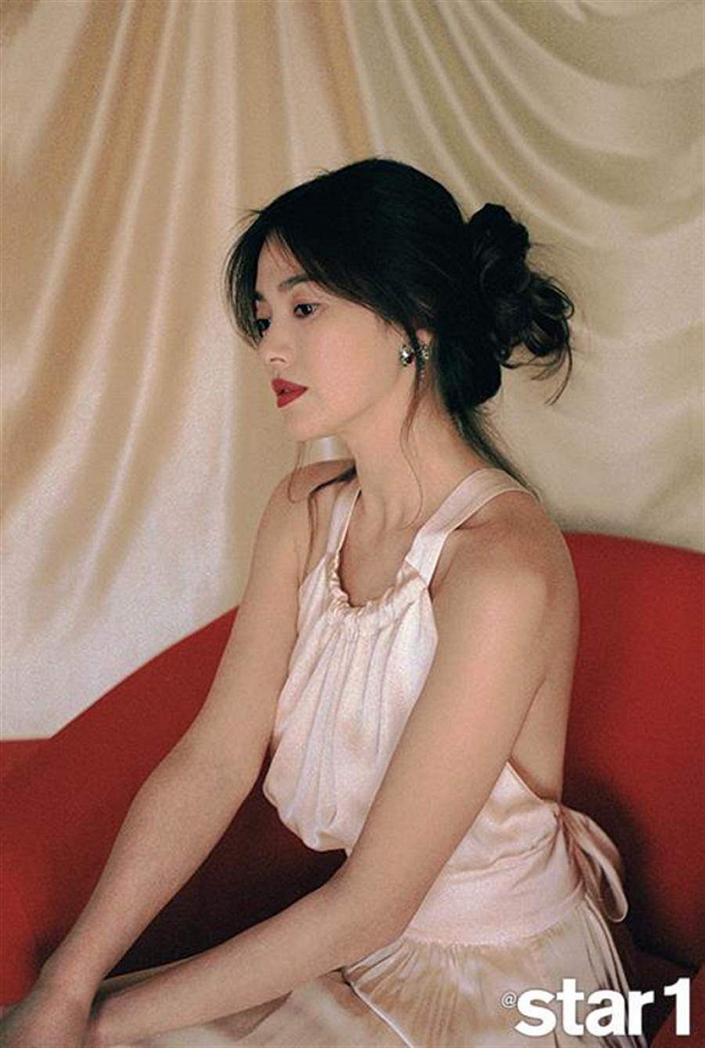 Bỏng mắt với số lần hở bạo của Song Hye Kyo: Mặc váy khoét ngực sâu hoắm, vòng 1 bị o ép như chực trào ra - Ảnh 11.