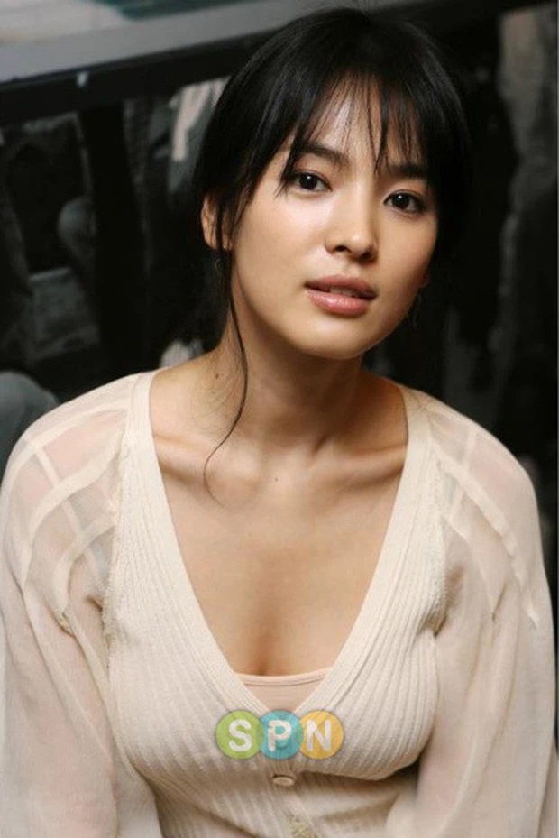 Bỏng mắt với số lần hở bạo của Song Hye Kyo: Mặc váy khoét ngực sâu hoắm, vòng 1 bị o ép như chực trào ra - Ảnh 7.